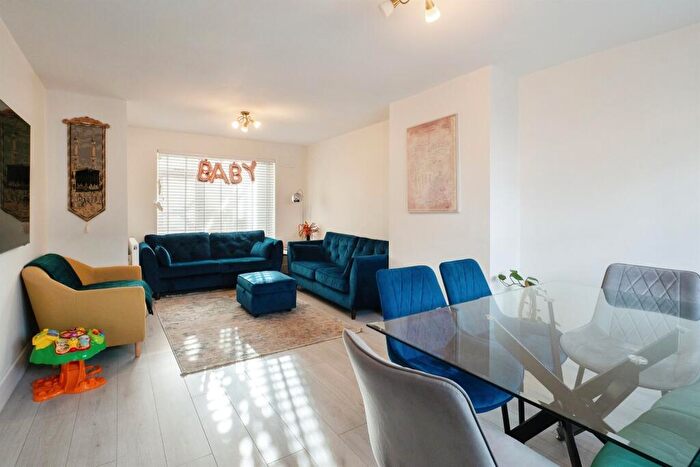 3 Bedroom Terraced House For Sale In Thurncourt Road, Leicester, LE5