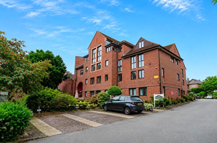1 Bedroom Apartment For Sale In Coed Pella Road, Colwyn Bay, Conwy, LL29