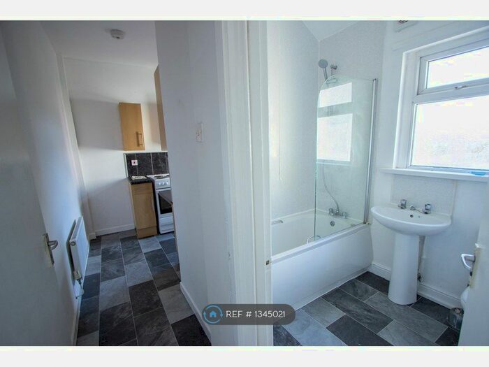2 Bedroom Flat To Rent In Courtybella Terrace, Newport, NP20