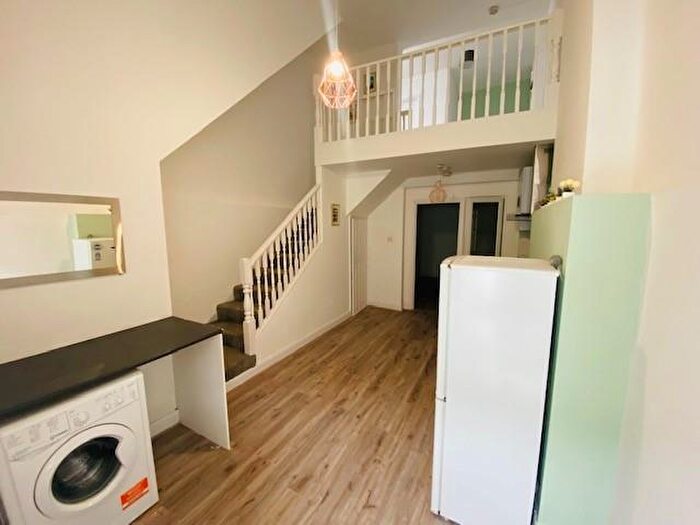 1 Bedroom Flat To Rent In Portland Road, SE25