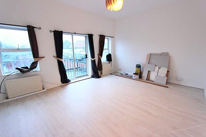 2 Bedroom Flat To Rent In Cockfosters Road, Barnet, EN4