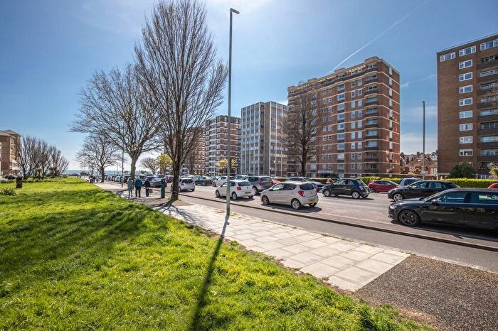 3 Bedroom Apartment For Sale In Grand Avenue, Hove, BN3
