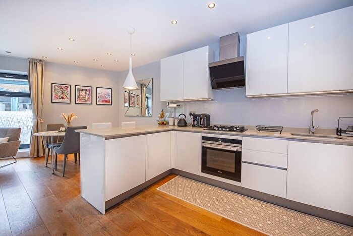 2 Bedroom Flat To Rent In Bridge End Close, Kingston Upon Thames, KT2