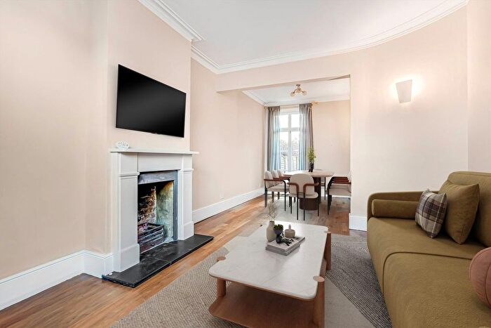 5 Bedroom Property For Sale In Pemberton Road, East Molesey, KT8