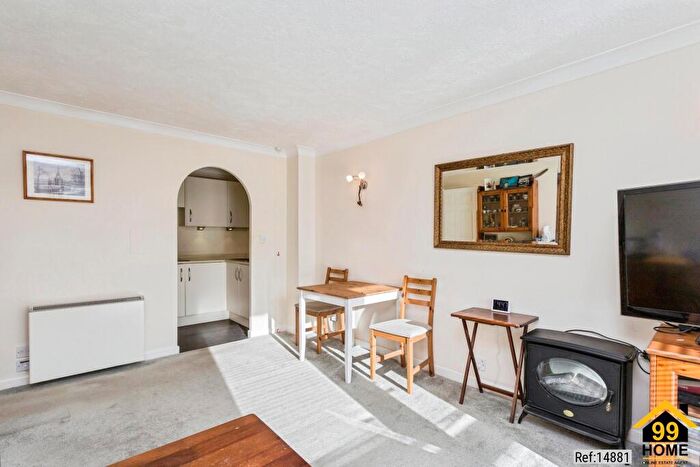 1 Bedroom Flat For Sale In Homestream House, Horsham, West Sussex, RH12