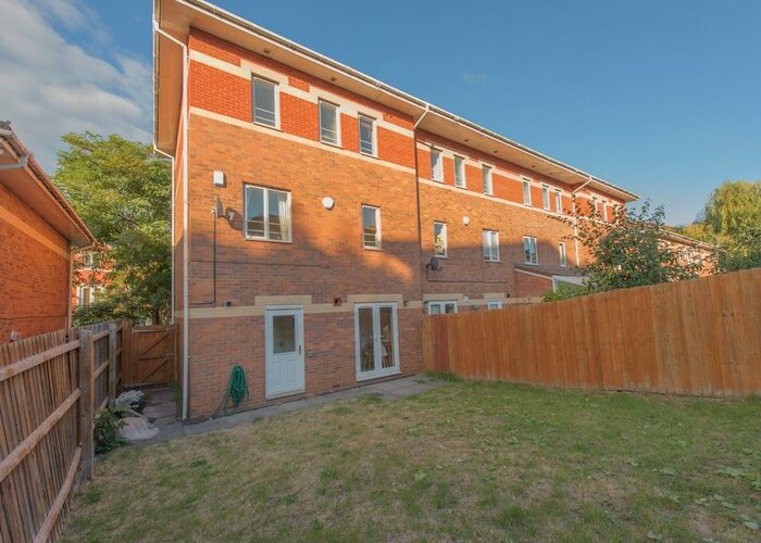 3 Bedroom Flat To Rent In Anchor Crescent, Birmingham, B18