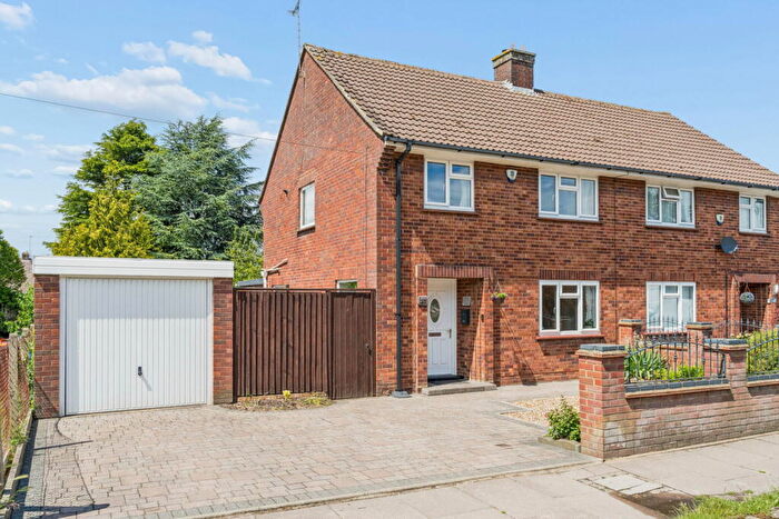 3 Bedroom Semi-Detached House For Sale In Mayfield Road, Dunstable, LU5