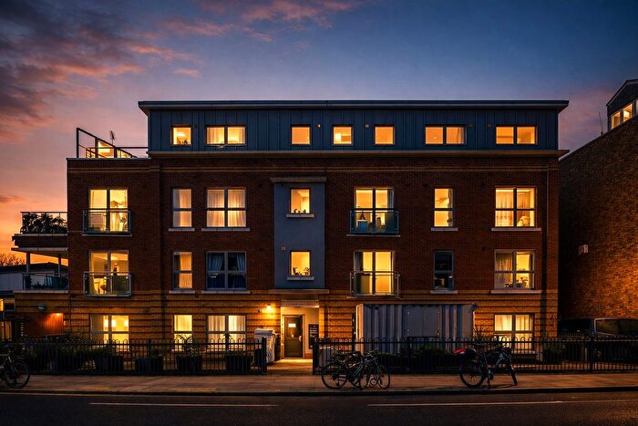 2 Bedroom Flat For Sale In Lillie Road, London, SW6