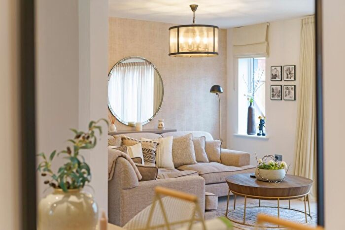 3 Bedroom Semi-Detached House To Rent In Buzzard Close Stratford-upon-Avon, CV37