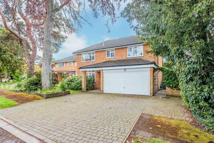 4 Bedroom House To Rent In Blades Close, Leatherhead, KT22