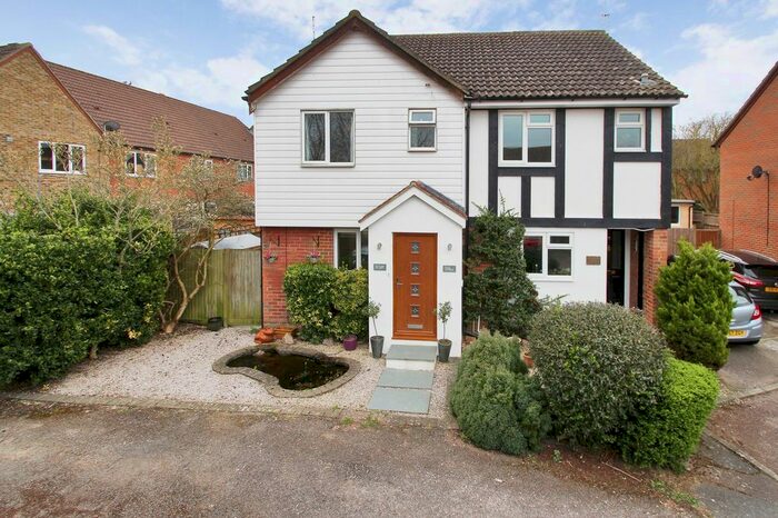 2 Bedroom Semi-Detached House To Rent In Coomb Field, Edenbridge, TN8