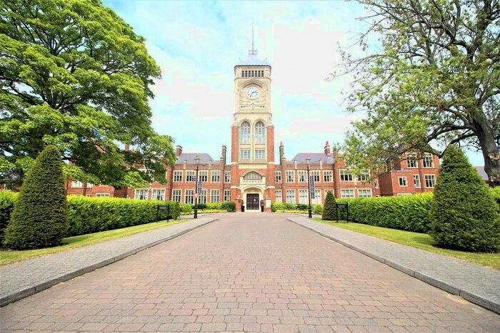 3 Bedroom Flat To Rent In Royal Connaught Drive, Bushey, WD23