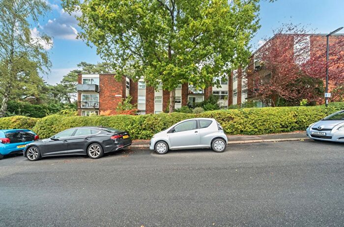 2 Bedroom Flat For Sale In Lingwood Close, Bassett, Southampton, Hampshire, SO16