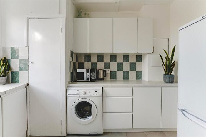 3 Bedroom Flat To Rent In Geffrye Estate, Islington, London, N1
