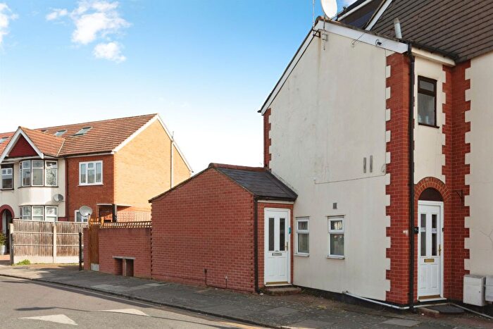 1 Bedroom Maisonette For Sale In Salisbury Avenue, Barking, IG11