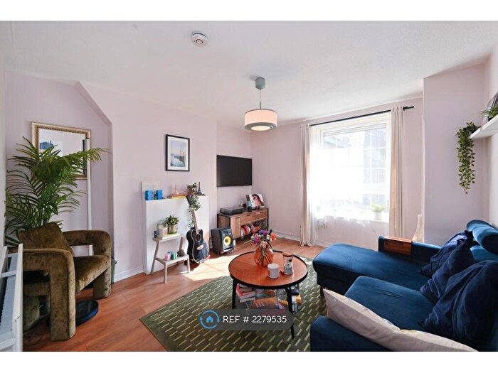 2 Bedroom Flat To Rent In Montrose House, London, E14