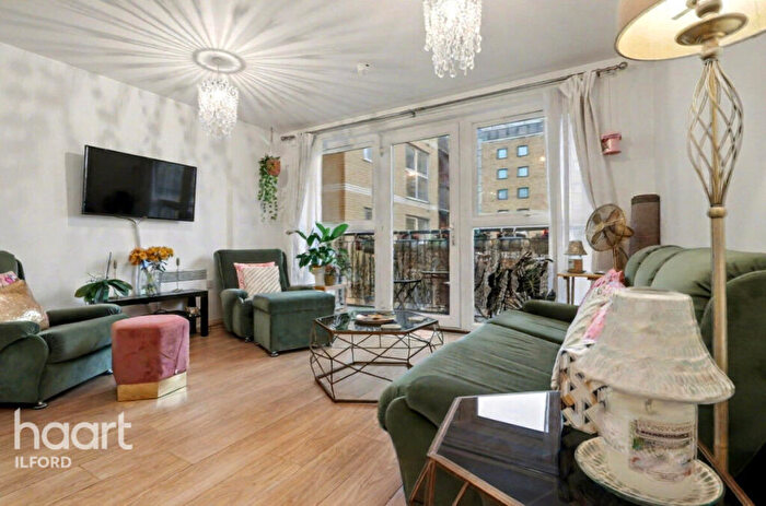 2 Bedroom Flat To Rent In Royal Crescent, Ilford, IG2