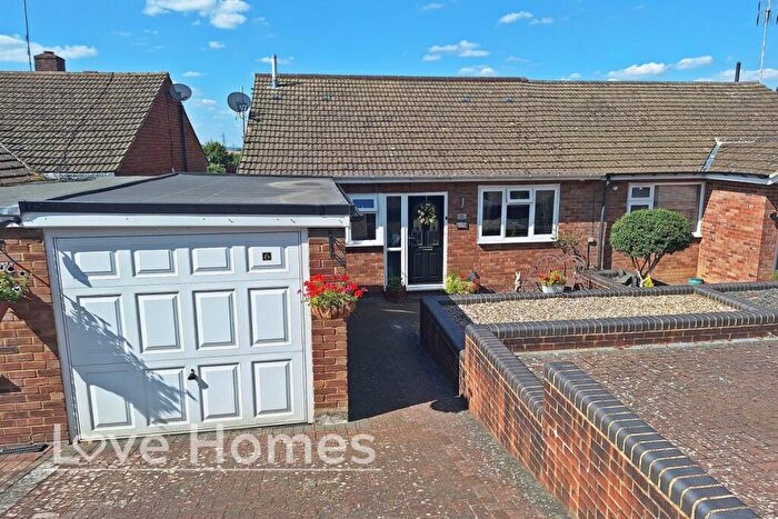 5 Bedroom Semi-Detached Bungalow For Sale In Chalton Heights, Chalton, LU4