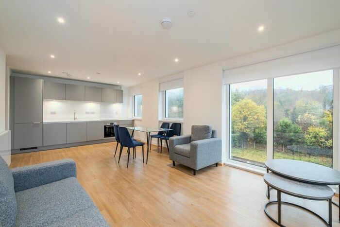 2 Bedroom Flat To Rent In Well Farm Road, Whyteleafe, CR3