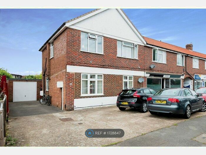 1 Bedroom Flat To Rent In Cannon Grove, Leatherhead, KT22