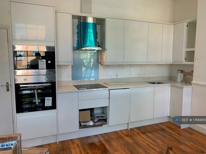 3 Bedroom Flat To Rent In Camberwell New Rd, London, SE5