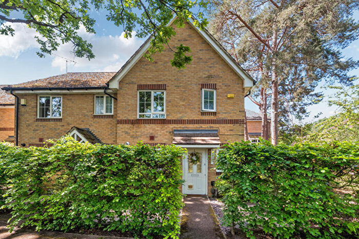 3 Bedroom End Of Terrace House For Sale In Chestnut Tree Grove, Farnborough, GU14