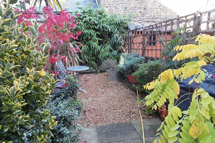 3 Bedroom Flat To Rent In Oakmead Road Balham, SW12