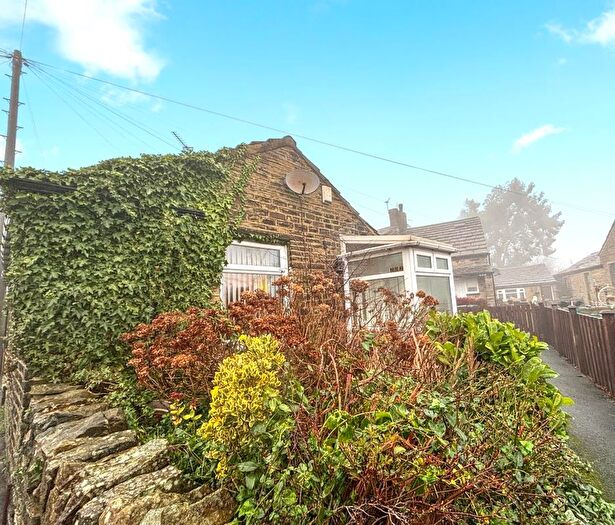 2 Bedroom Cottage For Sale In Beacon Road, Bradford, BD6