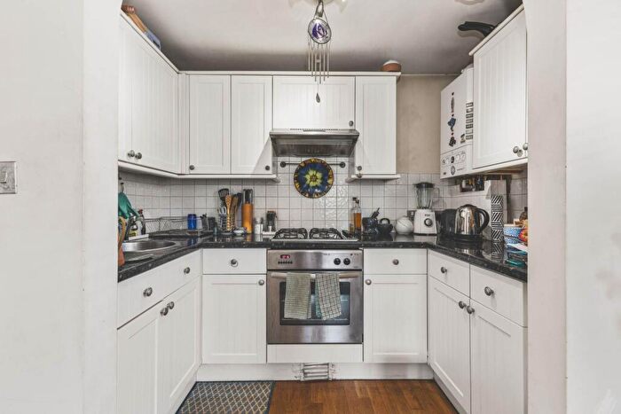 1 Bedroom Apartment For Sale In Farnley Road, SE25