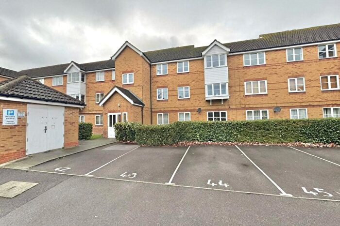 2 Bedroom Flat For Sale In Aspen Grove, Aldershot, GU12