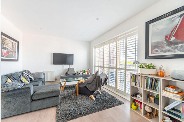 2 Bedroom Flat For Sale In Coles Green Road, Gladstone Park, London, NW2
