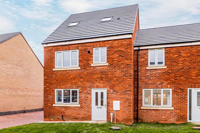 4 Bedroom Semi-Detached House To Rent In Elizabeth Gate, Long Sutton, PE12