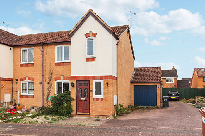 3 Bedroom Semi-Detached House For Sale In Spencer Close, Earls Barton, NN6