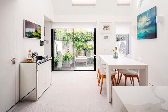 1 Bedroom Terraced House For Sale In Clovelly Road, London, N8