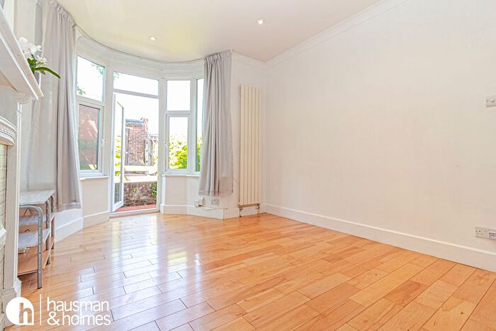 2 Bedroom Flat To Rent In Highfield Avenue, Brent Cross, NW11