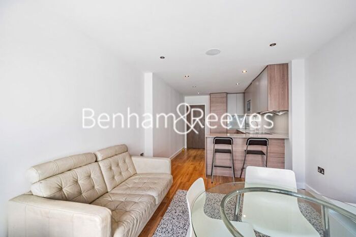 2 Bedroom Flat To Rent In East Drive, Beaufort Park, NW9
