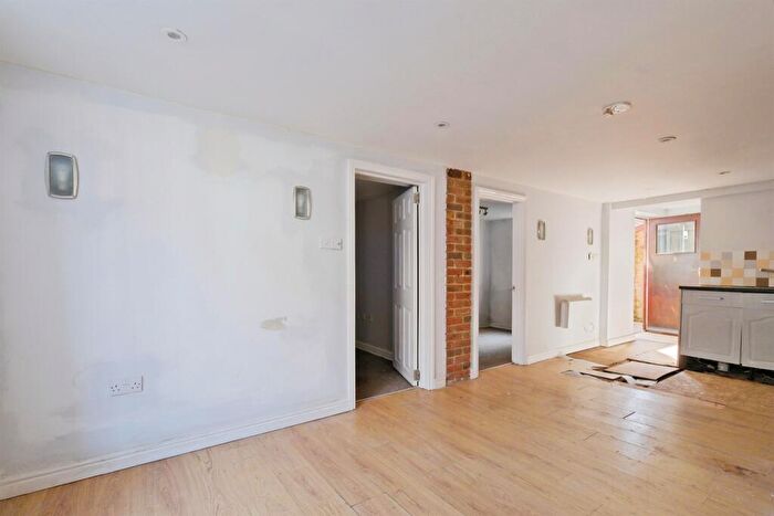 2 Bedroom Apartment For Sale In East Street, Blandford Forum, DT11
