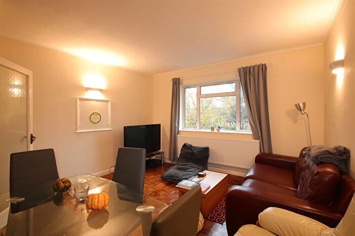 2 Bedroom Flat To Rent In Cromwell Close, London, N2