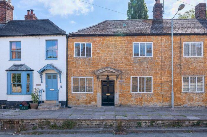 4 Bedroom Town House To Rent In South Street, Castle Cary, BA7