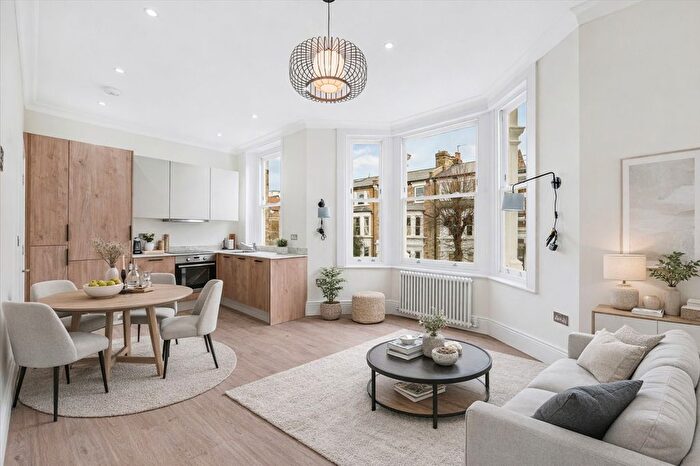 1 Bedroom Flat To Rent In St Stephen's Avenue, Shepherd's Bush, W12