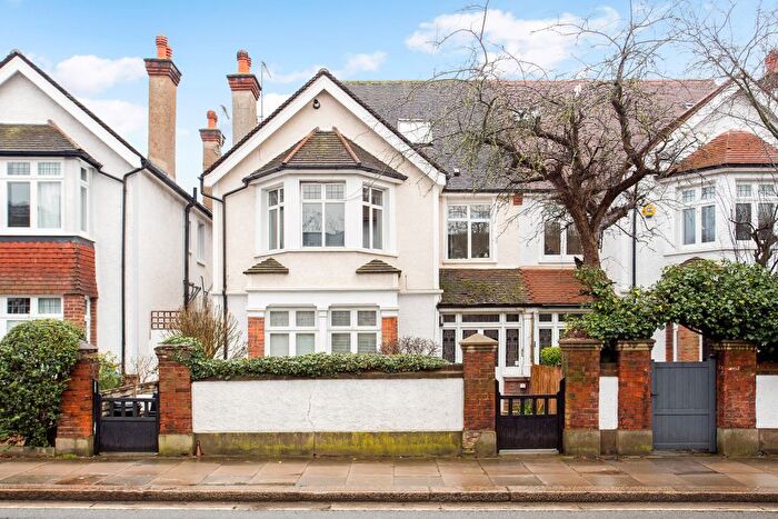 3 Bedroom Flat To Rent In London Road, Twickenham, TW1