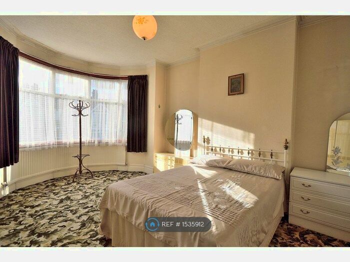 Studio To Rent In Green Lanes, London, N13