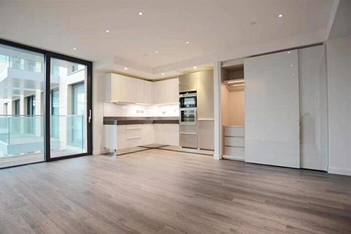 Apartment To Rent In Catalina House, Canter Way, E1