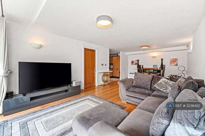 2 Bedroom Flat To Rent In Brook Parade, Chigwell, IG7