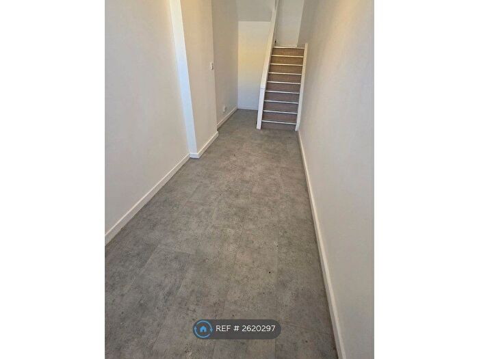 2 Bedroom Flat To Rent In Wangey Road, Romford, RM6