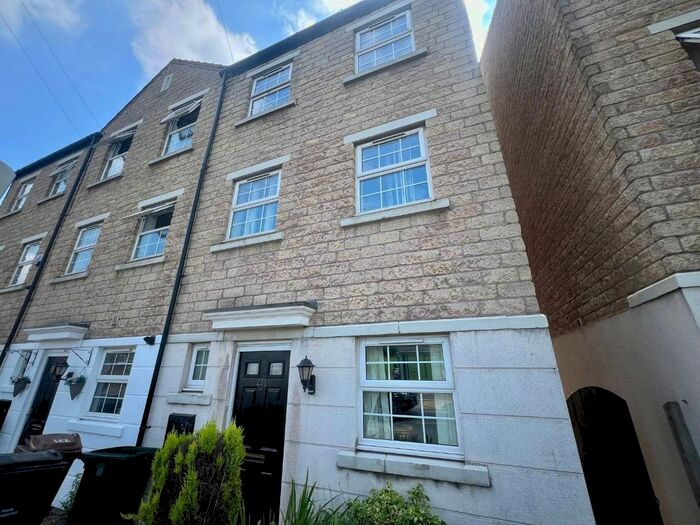 4 Bedroom Town House To Rent In Cemetery Road, Jump, Barnsley, S74