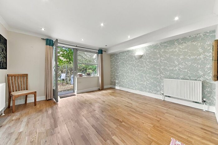 2 Bedroom Flat For Sale In Netherheys Drive, London, CR2