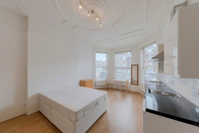 Flat To Rent In Manstone Road, Kilburn, NW2