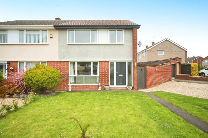 3 Bedroom Semi-Detached House For Sale In Farm View, Taunton, TA2