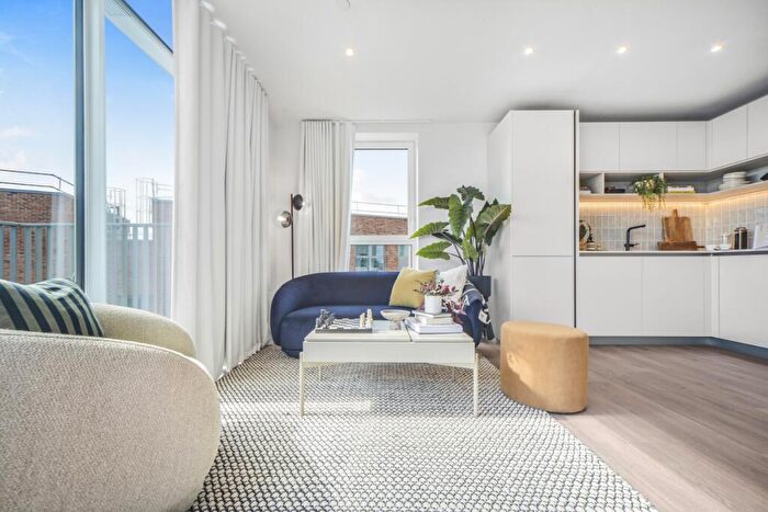 3 Bedroom Flat To Rent In London, SE8